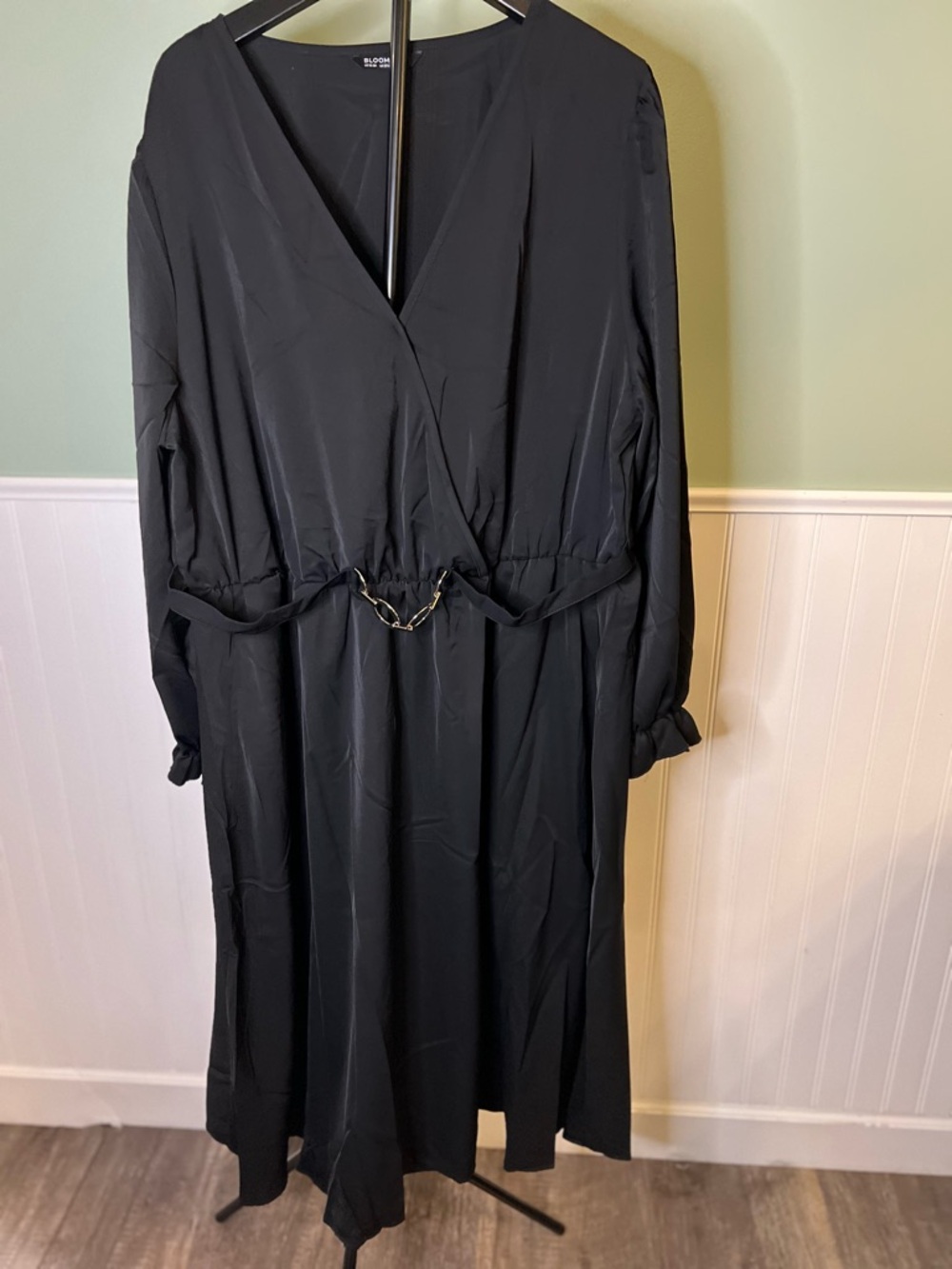 NWOT- BloomChic Black V Neck Midi Dress with Chain Belt Detail. Size 18/20